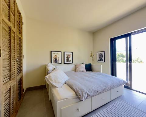 Espaçosa moradia renovada de 294 m2 | 4 quartos em suite | 1 piso | Piscina | Terreno de 2 440 m2 | Paderne, Albufeira.