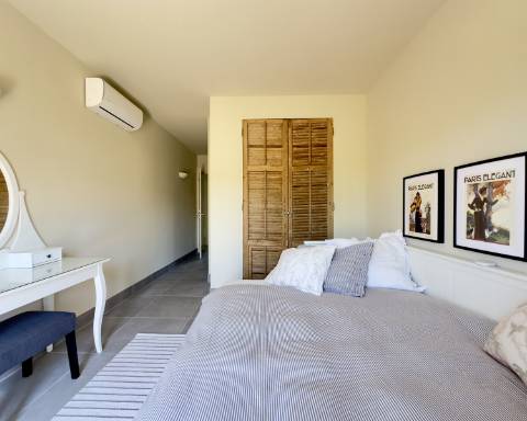 Espaçosa moradia renovada de 294 m2 | 4 quartos em suite | 1 piso | Piscina | Terreno de 2 440 m2 | Paderne, Albufeira.