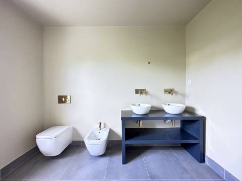 Espaçosa moradia renovada de 294 m2 | 4 quartos em suite | 1 piso | Piscina | Terreno de 2 440 m2 | Paderne, Albufeira.