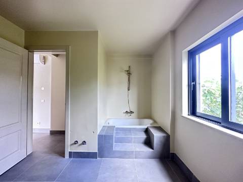 Espaçosa moradia renovada de 294 m2 | 4 quartos em suite | 1 piso | Piscina | Terreno de 2 440 m2 | Paderne, Albufeira.