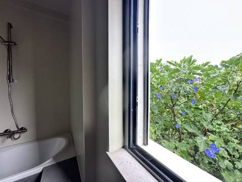 Espaçosa moradia renovada de 294 m2 | 4 quartos em suite | 1 piso | Piscina | Terreno de 2 440 m2 | Paderne, Albufeira.