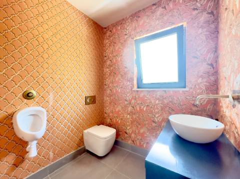 Espaçosa moradia renovada de 294 m2 | 4 quartos em suite | 1 piso | Piscina | Terreno de 2 440 m2 | Paderne, Albufeira.