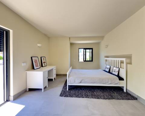 Espaçosa moradia renovada de 294 m2 | 4 quartos em suite | 1 piso | Piscina | Terreno de 2 440 m2 | Paderne, Albufeira.