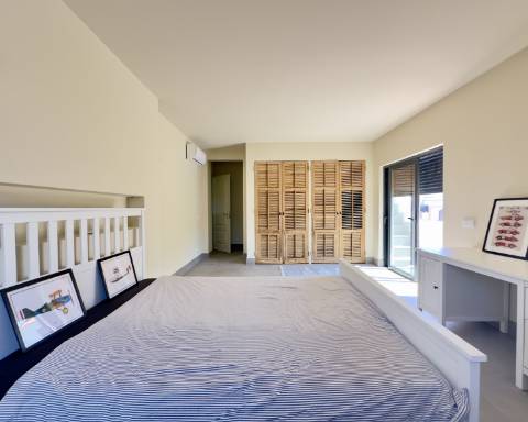 Espaçosa moradia renovada de 294 m2 | 4 quartos em suite | 1 piso | Piscina | Terreno de 2 440 m2 | Paderne, Albufeira.