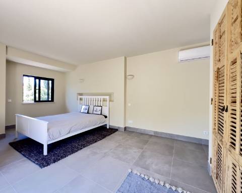 Espaçosa moradia renovada de 294 m2 | 4 quartos em suite | 1 piso | Piscina | Terreno de 2 440 m2 | Paderne, Albufeira.