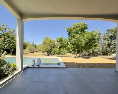 Espaçosa moradia renovada de 294 m2 | 4 quartos em suite | 1 piso | Piscina | Terreno de 2 440 m2 | Paderne, Albufeira.