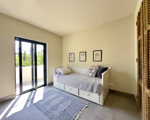 Espaçosa moradia renovada de 294 m2 | 4 quartos em suite | 1 piso | Piscina | Terreno de 2 440 m2 | Paderne, Albufeira.