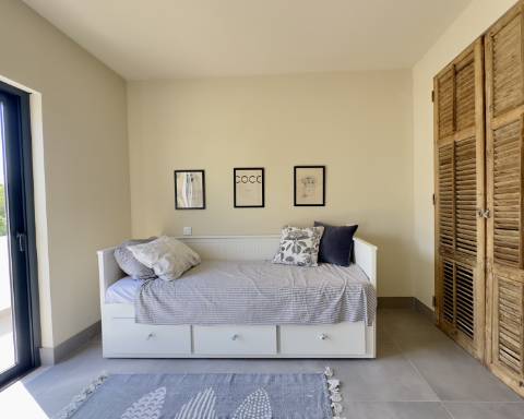 Espaçosa moradia renovada de 294 m2 | 4 quartos em suite | 1 piso | Piscina | Terreno de 2 440 m2 | Paderne, Albufeira.