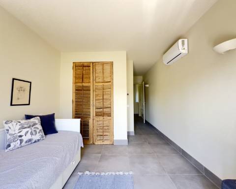 Espaçosa moradia renovada de 294 m2 | 4 quartos em suite | 1 piso | Piscina | Terreno de 2 440 m2 | Paderne, Albufeira.