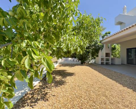 Espaçosa moradia renovada de 294 m2 | 4 quartos em suite | 1 piso | Piscina | Terreno de 2 440 m2 | Paderne, Albufeira.