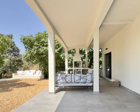 Espaçosa moradia renovada de 294 m2 | 4 quartos em suite | 1 piso | Piscina | Terreno de 2 440 m2 | Paderne, Albufeira.