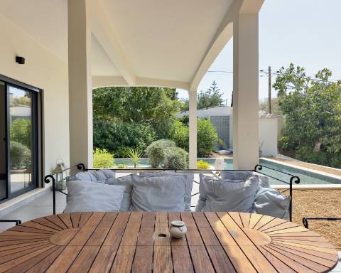Espaçosa moradia renovada de 294 m2 | 4 quartos em suite | 1 piso | Piscina | Terreno de 2 440 m2 | Paderne, Albufeira.