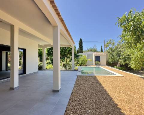 Espaçosa moradia renovada de 294 m2 | 4 quartos em suite | 1 piso | Piscina | Terreno de 2 440 m2 | Paderne, Albufeira.