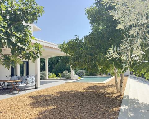 Espaçosa moradia renovada de 294 m2 | 4 quartos em suite | 1 piso | Piscina | Terreno de 2 440 m2 | Paderne, Albufeira.