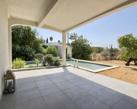 Espaçosa moradia renovada de 294 m2 | 4 quartos em suite | 1 piso | Piscina | Terreno de 2 440 m2 | Paderne, Albufeira.