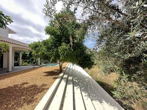 Espaçosa moradia renovada de 294 m2 | 4 quartos em suite | 1 piso | Piscina | Terreno de 2 440 m2 | Paderne, Albufeira.