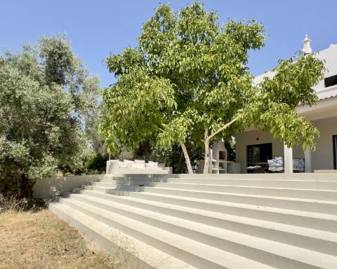 Espaçosa moradia renovada de 294 m2 | 4 quartos em suite | 1 piso | Piscina | Terreno de 2 440 m2 | Paderne, Albufeira.