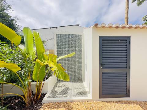 Espaçosa moradia renovada de 294 m2 | 4 quartos em suite | 1 piso | Piscina | Terreno de 2 440 m2 | Paderne, Albufeira.