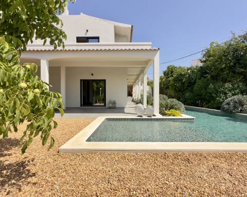 Espaçosa moradia renovada de 294 m2 | 4 quartos em suite | 1 piso | Piscina | Terreno de 2 440 m2 | Paderne, Albufeira.