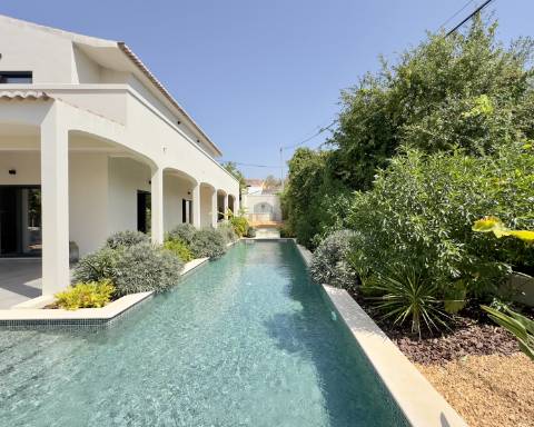 Espaçosa moradia renovada de 294 m2 | 4 quartos em suite | 1 piso | Piscina | Terreno de 2 440 m2 | Paderne, Albufeira.