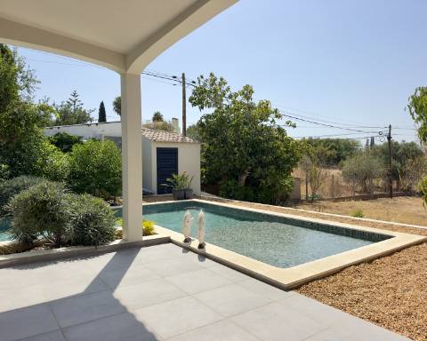 Espaçosa moradia renovada de 294 m2 | 4 quartos em suite | 1 piso | Piscina | Terreno de 2 440 m2 | Paderne, Albufeira.