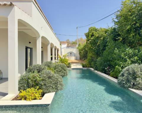 Espaçosa moradia renovada de 294 m2 | 4 quartos em suite | 1 piso | Piscina | Terreno de 2 440 m2 | Paderne, Albufeira.