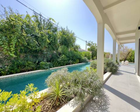 Espaçosa moradia renovada de 294 m2 | 4 quartos em suite | 1 piso | Piscina | Terreno de 2 440 m2 | Paderne, Albufeira.