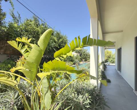 Espaçosa moradia renovada de 294 m2 | 4 quartos em suite | 1 piso | Piscina | Terreno de 2 440 m2 | Paderne, Albufeira.