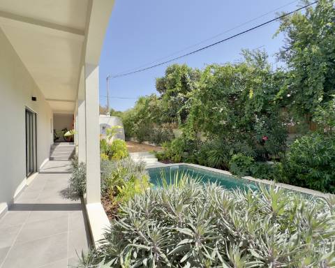 Espaçosa moradia renovada de 294 m2 | 4 quartos em suite | 1 piso | Piscina | Terreno de 2 440 m2 | Paderne, Albufeira.