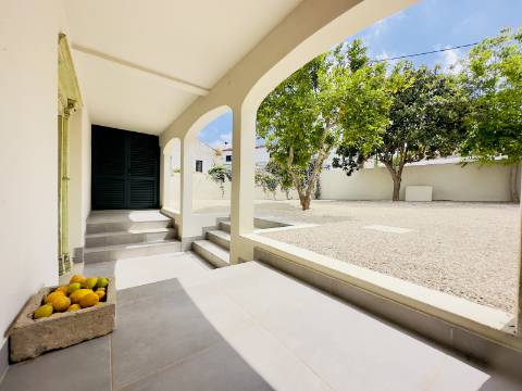 Espaçosa moradia renovada de 294 m2 | 4 quartos em suite | 1 piso | Piscina | Terreno de 2 440 m2 | Paderne, Albufeira.