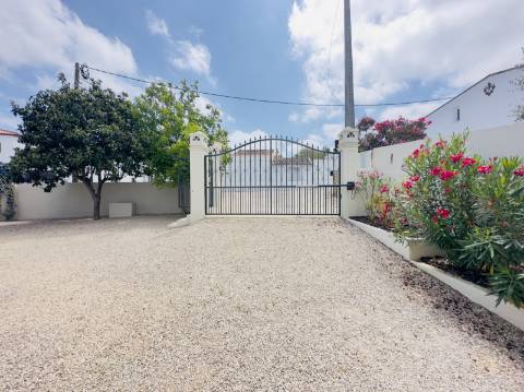 Espaçosa moradia renovada de 294 m2 | 4 quartos em suite | 1 piso | Piscina | Terreno de 2 440 m2 | Paderne, Albufeira.