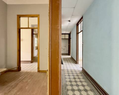 Lindo edifício Autêntico dos Anos 1920 a renovar no coração histórico de Faro