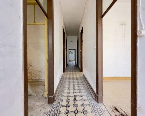 Lindo edifício Autêntico dos Anos 1920 a renovar no coração histórico de Faro