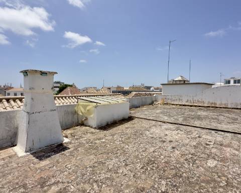 Lindo edifício Autêntico dos Anos 1920 a renovar no coração histórico de Faro