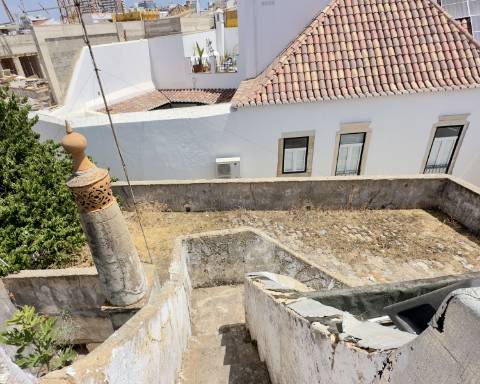 Lindo edifício Autêntico dos Anos 1920 a renovar no coração histórico de Faro
