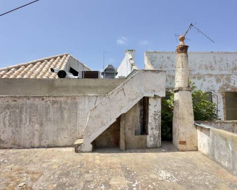 Lindo edifício Autêntico dos Anos 1920 a renovar no coração histórico de Faro