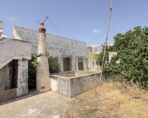 Lindo edifício Autêntico dos Anos 1920 a renovar no coração histórico de Faro