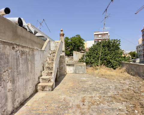 Lindo edifício Autêntico dos Anos 1920 a renovar no coração histórico de Faro