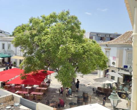 Lindo edifício Autêntico dos Anos 1920 a renovar no coração histórico de Faro