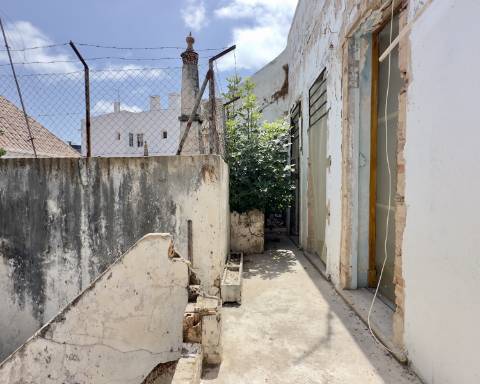 Lindo edifício Autêntico dos Anos 1920 a renovar no coração histórico de Faro