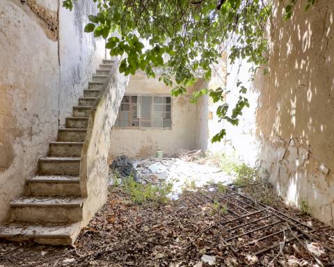 Lindo edifício Autêntico dos Anos 1920 a renovar no coração histórico de Faro