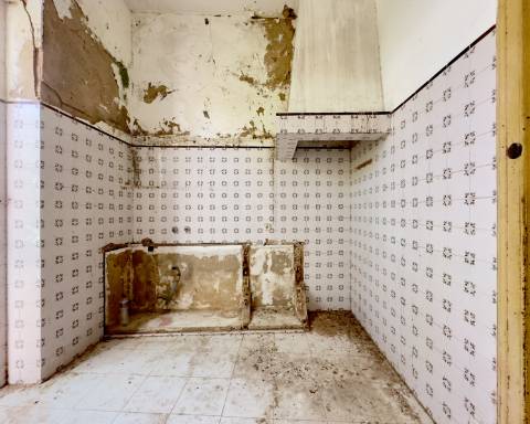 Lindo edifício Autêntico dos Anos 1920 a renovar no coração histórico de Faro