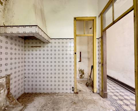 Lindo edifício Autêntico dos Anos 1920 a renovar no coração histórico de Faro