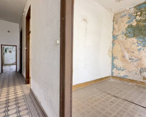 Lindo edifício Autêntico dos Anos 1920 a renovar no coração histórico de Faro