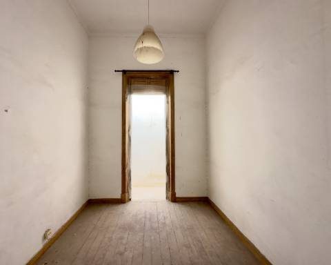 Lindo edifício Autêntico dos Anos 1920 a renovar no coração histórico de Faro