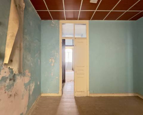 Lindo edifício Autêntico dos Anos 1920 a renovar no coração histórico de Faro