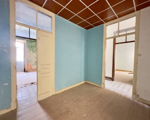 Lindo edifício Autêntico dos Anos 1920 a renovar no coração histórico de Faro