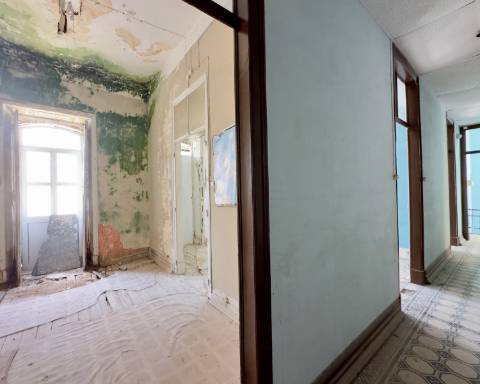 Lindo edifício Autêntico dos Anos 1920 a renovar no coração histórico de Faro