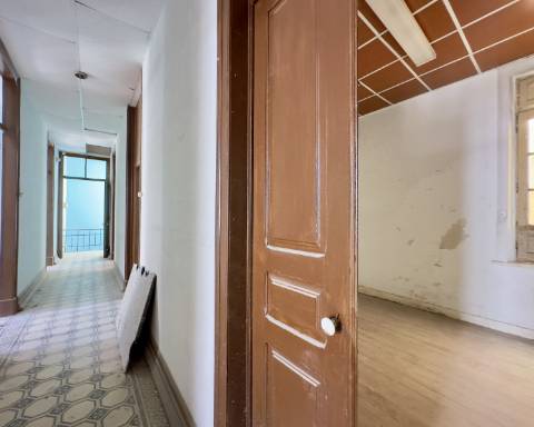 Lindo edifício Autêntico dos Anos 1920 a renovar no coração histórico de Faro