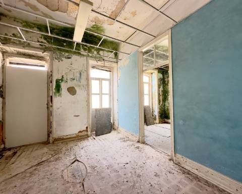 Lindo edifício Autêntico dos Anos 1920 a renovar no coração histórico de Faro